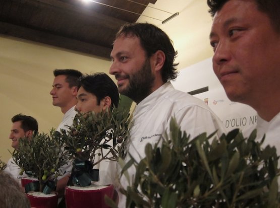 I cinque chef che ad Andria in Puglia hanno dato vita alla kermesse 2011 di Qoco. Da sinistra verso destra, Felice Sgarra, Enrico Panero, Ishii Hidenao, Ugo Alciati e Alex Pilas. Per tutti loro, per ricordo, una pianta bonsai di olivo di cultivar Coratina