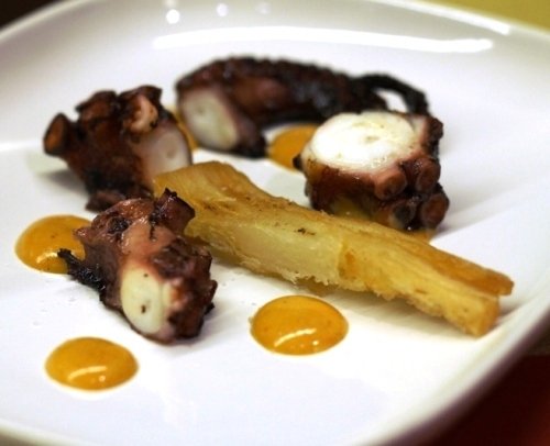 Il Polpo grigliato con manioca fritta di Mauricio Zillo, cuoco brasiliano del Rebelot del Pont, ripa di Porta Ticinese 55