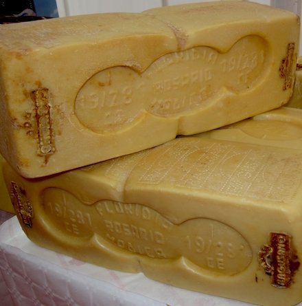 Forme di formaggio Ragusano Dop in mostra a Cheese Art 2012 a Ragusa