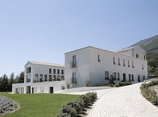 Oggi è il Reale a Casadonna, in passato è stato un convento del Cinquecento