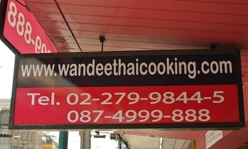 L'insegna della scuola di cucina fondata da Wandee