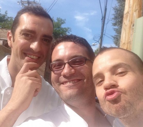 A laid-back selfie with the three “exceptional interns” who happened to be working hard in the kitchens of Alinea at the end of August: left to right and in an evident, decreasing, order; Vittorio Colleoni of restaurant San Martino in Treviglio, Giuseppe Iannotti of Krèsios in Telese Terme, David Muñoz of Diverxo in Madrid
