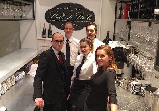 Lo staff del ristorante Stelle di Stelle, da settembre 2014 al gennaio scorso da Harrods a Londra. A sinistra con gli occhiali il manager Stefano Buscema, alle sue spalle il barman Oliver e sulla destra il team leader Matthew. La ragazza con la coda è la chef de rang Irsida, mentre in prima fila ecco l' hostess Eva. A tutti loro il grazie di Identità per la professionalità e la pazienza