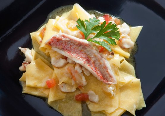 Gli Straccetti di pasta fresca con le triglie: tra i piatti più famosi di Zazzeri, anche se non fa parte dei prediletti di Gaja