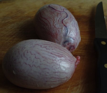 Testicoli di agnello, immagine tratta dal blog Edith Pilaff nel quale sono presentati in forma di insalata.