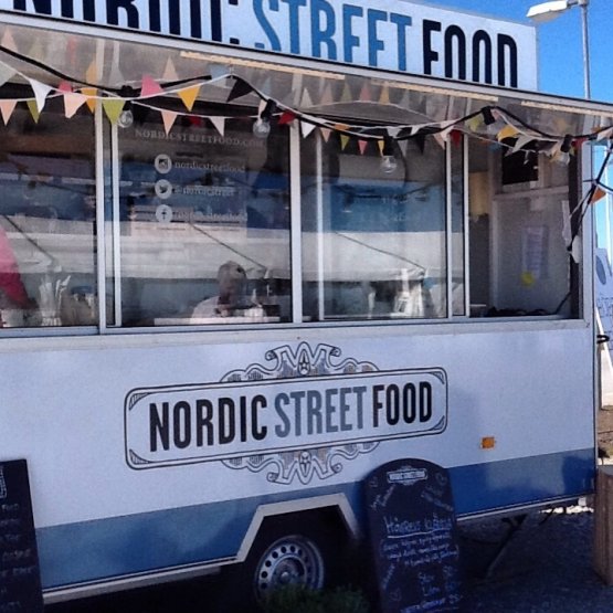 Food trucks, concentrated in the port of the small Swedish peninsula, are among the attractions of the Mat Festival