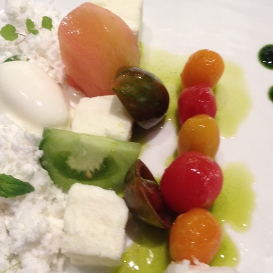 "Come una caprese", una creazione di Viviana Varese per la cena-evento di martedì 17 giugno: Mozzarella di bufala, 5 pomodori diversi di colore e gusto, neve di basilico e gelato alla mozzarella. Il piatto è stato servito accompagnato dal Sicilia Grillo "Zagra" 2013 della cantina Valle dell'Acate