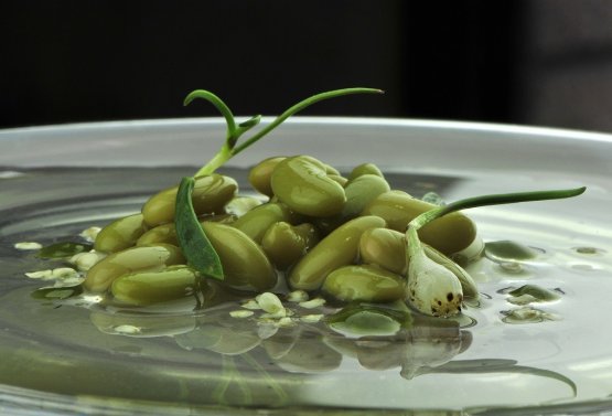 Verdinas en verde con toques anisados, di Iago Castrillón, creazione che ha vinto il premio "Miglior piatto vegetale dell'anno 2013" a Fruit Attraction. Si tratta di una composizione di fave, i famosi peperoncini verdi galleghi pimientos de padrón, cipollotto, chalotiña de costa (una sorta di scalogno marino), acqua di mela e sedano rapa, crema di alga codium, alga kombu fresca, finocchio marino e acqua di mare distillata