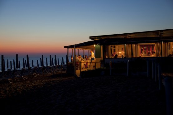 La Pineta close to the waves, at sunset: a dream that continues around the table
 