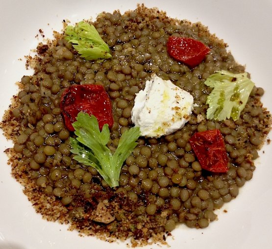 La Zuppa di Lenticchie di Castelluccio di Norcia con ricotta fresca di bufala e polvere di alloro proposta da Nico Rizzo, cuoco di Lady Bù a Milano