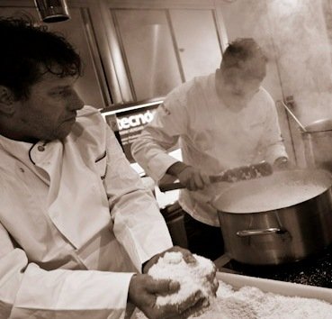 Cesare Battisti del Ratanà di Milano cucina il Risotto con carote e timo, preparato per l'occasione nell'Arca di Inoxpiù, truck show-room itinerante parcheggiato fuori dal mercato di Wagner