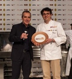 Alfredo Pratolongo di Heineken Italia premia lo chef Fabio Barbaglini a Identità Milano 2012