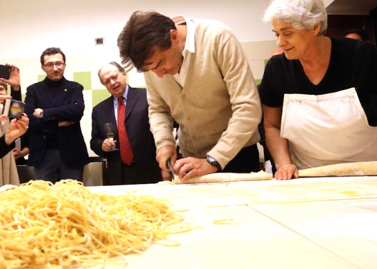 Yannick Alléno a scuola di tajarin da Gemma Boeri a Roddino (Cuneo). Foto di Bruno Murialdo e Silvia Muratore
