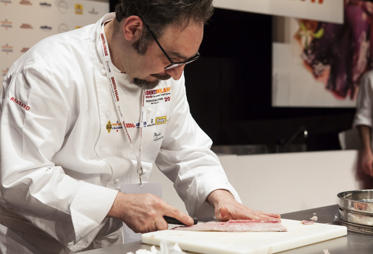 Paolo Lopriore  in auditorium, mentre prepara il cavedano