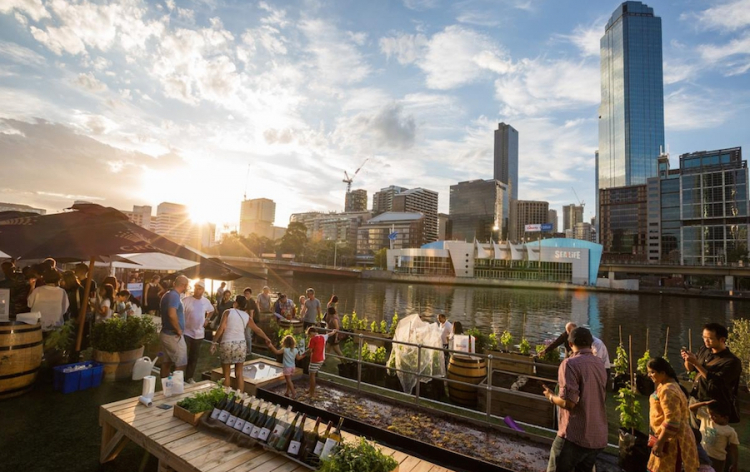 Uno scorcio di Melbourne, città gemellata con Milano, che a inizio aprile 2017 celebra il suo tradizionale Wine and Food Festival e l'atto finale del World's 50 Best Restaurants
