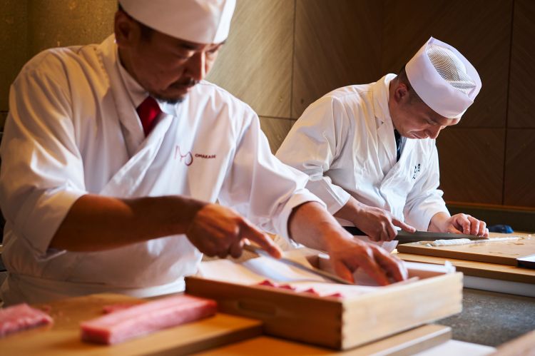 Masashi Suzuki (Iyo Omakase) e Shinji Ishida (Nogizaka Shin), le 4 mani delle 3 cene. Nell'ombra, a coordinare, c'era Takeshi Iwai, chef di Iyo Aalto
