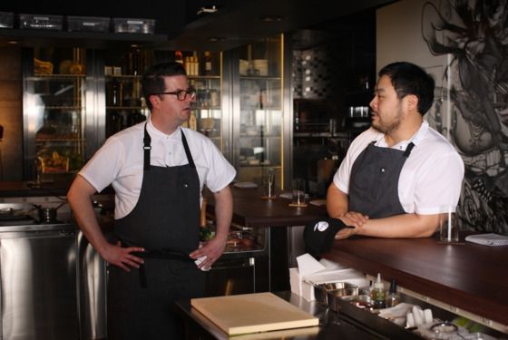 Sean Grey e David Chang, chef e patron di Momofuku Ko (foto Melissa Hom/Grub Street)