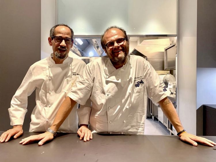 Nabil Hadj Hassen e Alessandro Roscioli ieri sera a Identità Golose Milano : "Ci fa strano", spiegavano, "lavorare in una cucina grande 8 volte la nostra" (foto Elisia Menduni)
