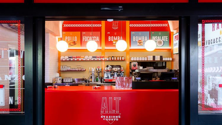 Il bancone di Alt-Stazione del Gusto inaugurato nel maggio scorso in corso Francia 238, terza apertura romana dopo viale America e Ostia