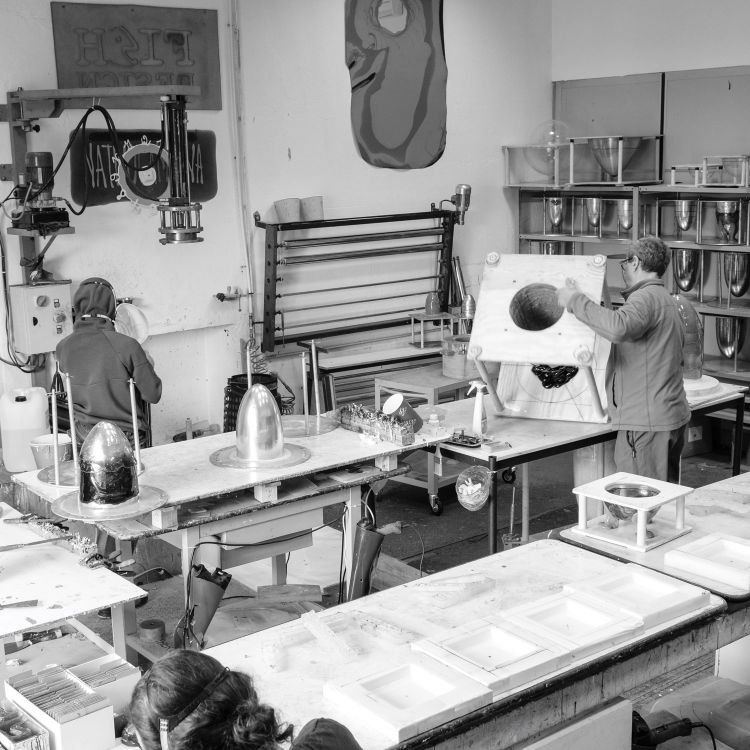 Andrea Corsi al lavoro nel laboratorio di Corsi Design: qui dal 2004 nascono, pezzo dopo pezzo, le creazioni della collezione Fish Design
