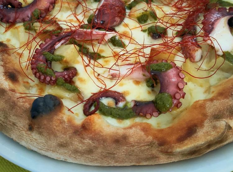 Una pizza di A Varcuzza: è la Maresport, con fiordilatte Latteria Sorrentina, tentacoli di polpo, patate al forno, crema di prezzemolo, fili di peperoncino, olio evo a crudo