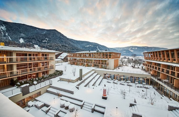 I quattro edifici del Falkensteiner Hotel Kronplatz sono dedicati alle 4 differenti stagioni, con 97 camere & suite ultramoderne
