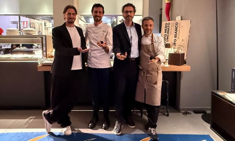 Gianluca Gorini ed Edoardo Traverso insieme ai responsabili di Appennino Food Group, che ha fornito i preziosi funghi ipogei per la serata