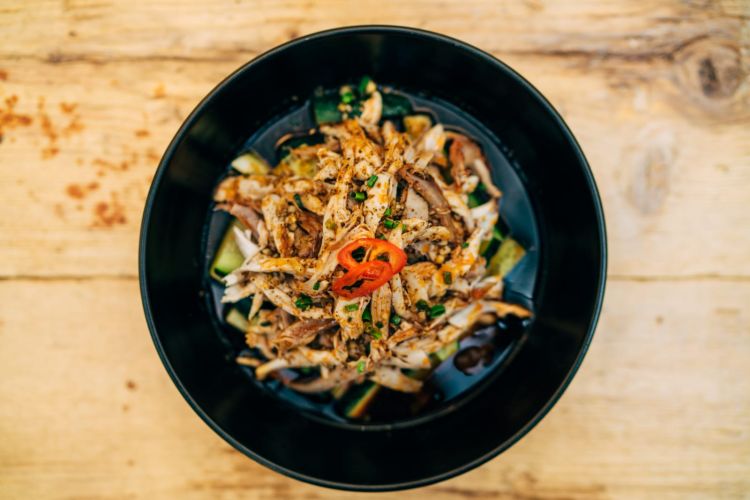Pollo stracciato cotto a vapore marinato in salsa al peperoncino e pepe di Sichuan