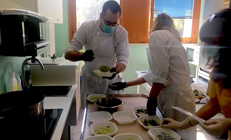 Giacomo Sacchetto mentre cucina per l'ospedale di Grezzana

