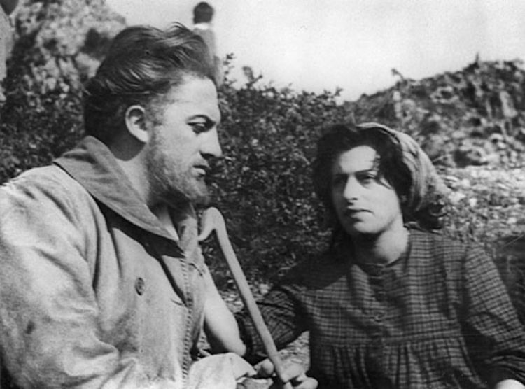 Federico Fellini e Anna Magnani mentre recitano nel film L'Amore, a Furore
