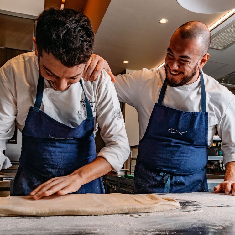 Gianluca e Denny si incontrano per la prima volta a Venezia dove condividono diverse esperienze lavorative (al Local). Dopo l'arrivo a Ferrara di Denny nel 2021, soggiunge nella primavera del 2022 anche Gianluca. Oggi lavorano fianco a fianco sperimentando insieme per creare la nuova cucina di mare di Makorè