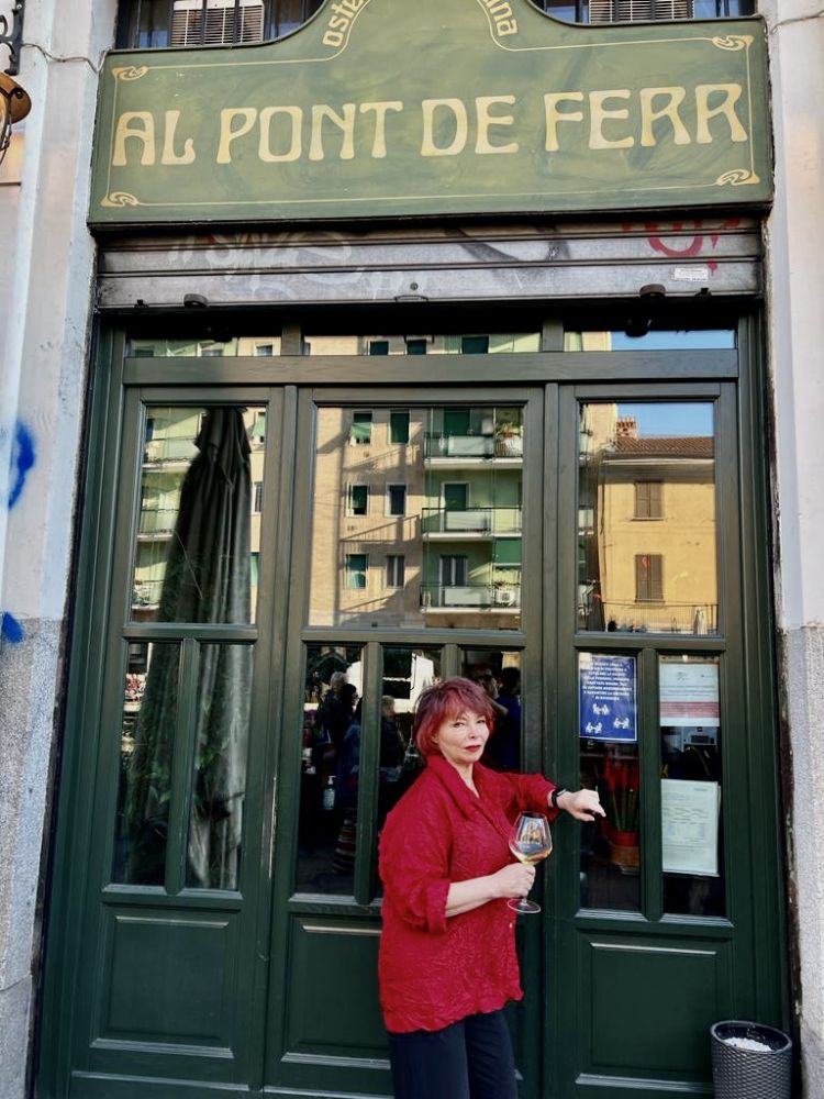 Maida Mercuri davanti al locale. Foto Umberto Scabin
