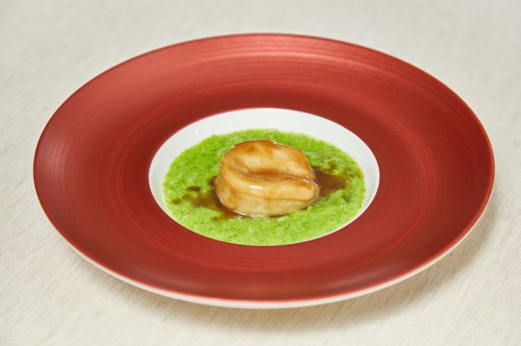 Uno dei piatti chiave del menù: Abalone stufato e broccoli (foto di Daniele Mari)
