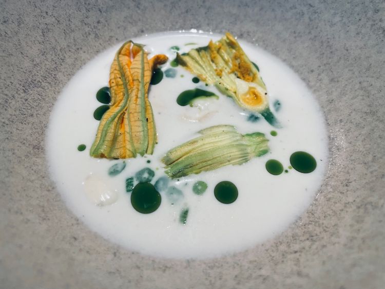 Zuppa fredda di mandorle con fiori di zucca, piatt
