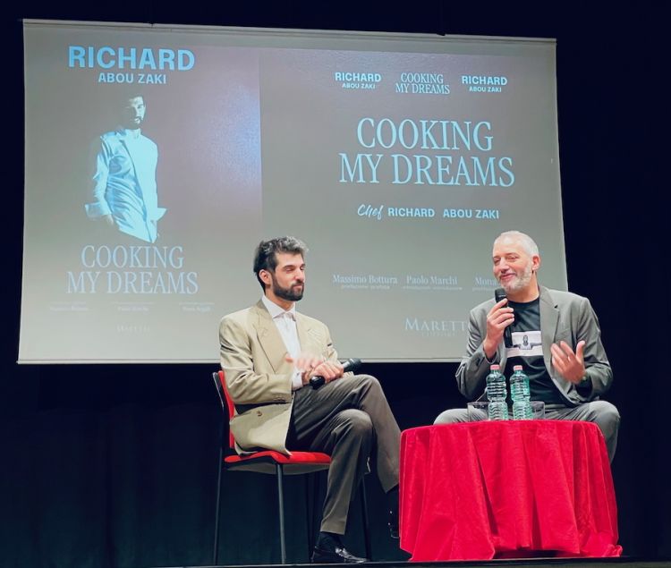 Richard Abou Zaki sul palco del teatro di Porto San Giorgio nelle Marche con Raffaele Vitali per presentare il suo libro Cooking my dreams
