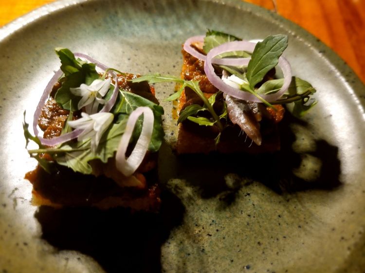 Acciuga, pan brioche, salsa rossa