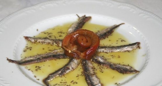 At Trattoria dal Billy the most delicious local product par excellence, namely anchovies, are still prepared following the traditional recipe, that is to say they are placed in the typical wood boxes called “arbanelle”, and kept covered in cooking salt for about 5 months