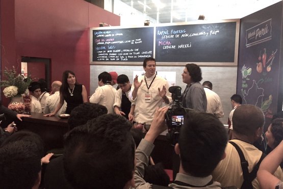 At the Global Forum on Gastronomy Tourism which took place in Peru from the 27th till the 29th April, of course there were cooking demos. In this case there’s Gaston Acurio and Rafael Piqueras, the chef from restaurant Maras. To the left, dressed in black, Magali Silva Velarde-Alvarez, Peruvian minister for Foreign Trade and Tourism