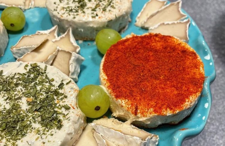 Formaggi&nbsp;freschi&nbsp;(simil robiola) 100% mandorle bio, all&rsquo;erba cipollina e paprika di Adele Forme Vegane

