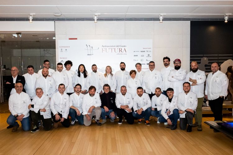 Futura è stata anche l'occasione per ufficializzare i nuovi ingressi negli Ambasciatori del Gusto. Ecco la foto di gruppo, sono in 32. LOMBARDIA: Federico Beretta, Feel, Como; Andrea Fugnanesi, Stua Noa Fine Dining, Livigno (Sondrio); Antonio e Vincenzo Lebano, Terrazza Gallia, Milano; Andrea Mileti, Essenza, Cavenago di Brianza (Monza Brianza); Marco Stagi, Bolle, Lallio (Bergamo); Aya Yamamoto, Gastronomia Yamamoto, Milano). VENETO: Alex Gaspari, Osteria dai Coghi, Costermano (Verona); Manuel Marzari, Manuel Marzari Atelier, Verona; Massimo Tremea, Bon Tajer, Lientai (Belluno); Andrea Valentinetti, Radici, Padova. TOSCANA: Andrea Laganga, Macelleria Laganga, Grosseto; Michele Manelli, Cantine Salcheto, Montepulciano (Siena); Riccardo Monco, Enoteca Pinchiorri, Firenze; Paolo Parisi, Le Macchie, Usigliano di Lari (Pisa). CAMPANIA: Salvatore Aprea, Da Tonino, Capri (Napoli); Pietro Carmine Fischetti, Oasis Antichi Sapori, Vallesaccarda (Avellino); Alfonso Crisci, Oltremare, Maiori (Salerno). PUGLIA: Orazio Chiapparino, Regina Margherita, San Giovanni Rotondo (Foggia); Domenico Di Tondo, Terradimare, Trani; Domingo Schingaro, Due Camini, Savelletri (Brindisi). BASILICATA: Nicola Popolizio, Ego, Matera; Vito Semeraro, Una Hotels, Matera; Maria Antonietta Santoro, Al Becco della Civetta, Castelmazzano (Potenza). TRENTINO ALTO ADIGE: Sara Bertocchi, Frosch, Varena (Trento); Luca Zotti, Lusernahof, Luserna (Trento). SICILIA: Gianni Giardina, Macelleria Giardina Gianni, Canicattì (Agrigento); Massimo Mantarro, San Domenico Palace, Taormina (Messina). FRIULI VENEZIA GIULIA: Gloria Clama, Indiniò, Raveo (Udine). CALABRIA: Michele Rizzo, Agorà, Rende (Cosenza). LIGURIA: Samuele Maio e Fabio Maiano, Casa della Rocca, Imperia. ABRUZZO: Franco Franciosi, Mammarossa, Avezzano (L’Aquila). SARDEGNA: Mauro Ladu, Abbamele, Mamoiada (Nuoro)
