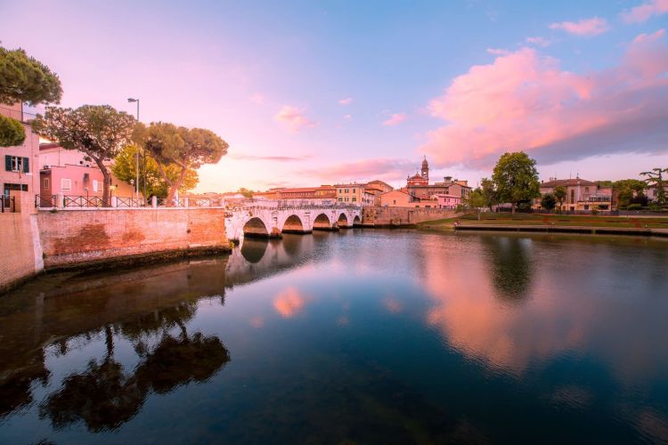 Uno scorcio romantico di Rimini, con il ponte di T