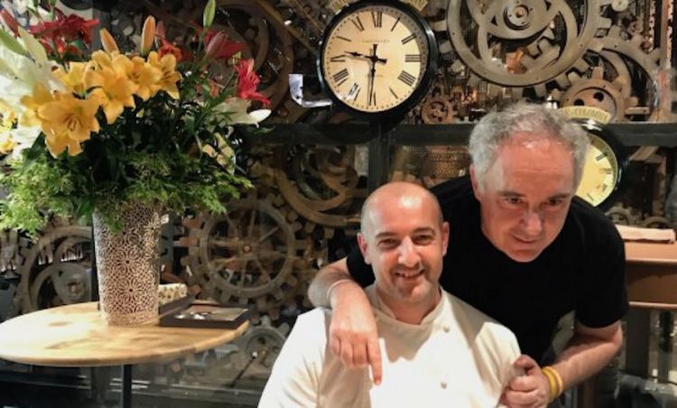 Ferran Adrià abbraccia Federico Zanasi, chef di Condividere, il ristorante di Torino voluto dalla Lavazza e pensato dal genio catalano
