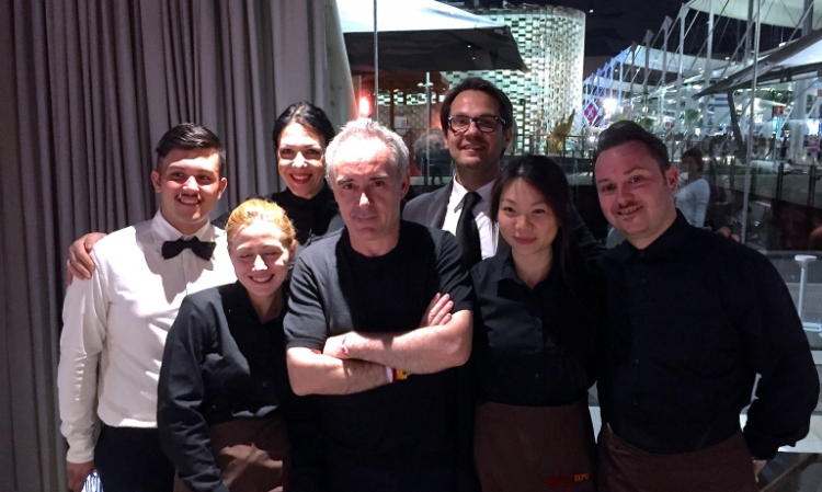 Ferran Adrià con lo staff di Identità Expo nel 