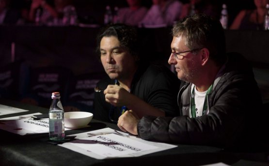 Gaston Acurio e Andoni Luis Aduriz mentre assaggiano un piatto proposto durante la lezione di Alex Atala
