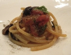 Spaghettoni con olive nolche, pomodorini e origano di Vendicari al profumo di limone di Negrini e Pisani (foto Passione Gourmet)