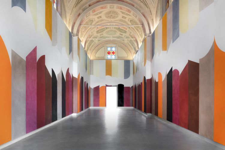 Gli interni della Cappella del Relais San Maurizio, con l'intervento dell’artista britannico David Tremlett per celebrare i 400 anni della fondazione dell’omonimo monastero