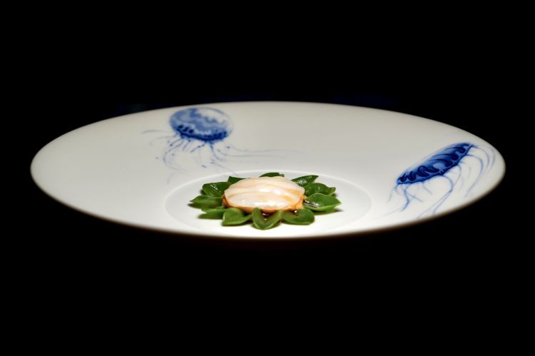 Calamaro cacciarolo con fagioli borlotti, yuzu e 'nduja, &laquo;sopra abbiamo una concentrazione di pomodoro e l'acqua del pomodoro estivo che noi facciamo restringere e diventa un umami di pomodoro&raquo;. Gran piatto, l'acetosella sicula - coltivata dalle parti di Jesolo - &egrave; favolosa, due texture a confronto con i borlotti ad avviluppare il palato e la piccantezza della 'nduja a chiudere e regalare nerbo
