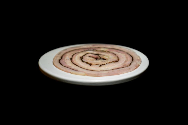 Il terzo servizio del coniglio: Sella e pancia di coniglio, macinato di coniglio, pat&eacute; di fegati di coniglio. Molto buono e intelligente
