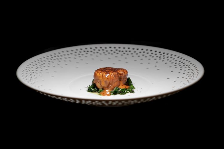 Coniglio con melassa di fico, cioccolato e foglie di basilico, quest'ultimo un po' prevalente. &laquo;&Egrave; un piatto nato da un pensiero di ritorno dal Messico, l'idea &egrave; di proporre un mole ma all&rsquo;italiana, non col chipotle ma col peperone crusco e poi una bella variet&agrave; di spezie calde, l'anice stellato, la cannella, i chiodi di garofano...&nbsp;Ne vien fuori una salsa fruttata. E alla fine, grattugiamo un po' di cioccolato purissimo. Mi piace pescare un po' da tutto il mondo e poi farlo nostro&raquo;, spiega Scarello&nbsp;
