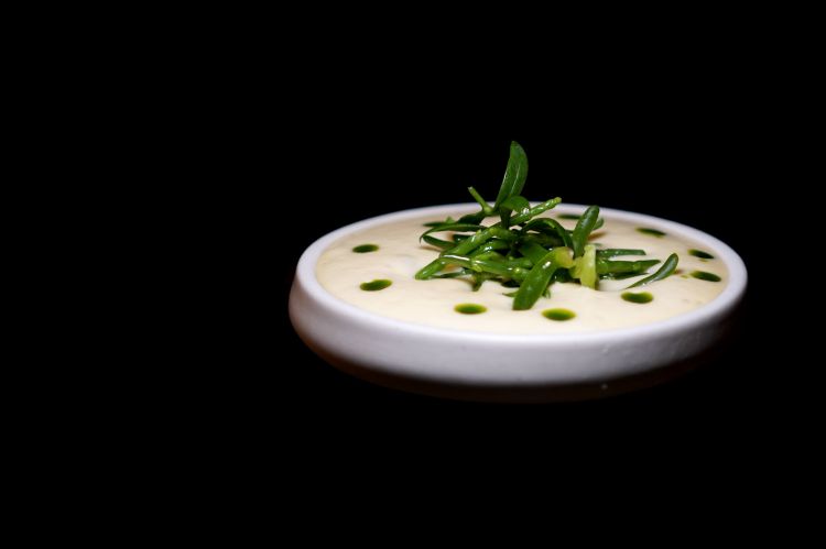 Crema soffice di patata, aglio orsino, erbe marine di Cavallino. Arriva anche una focaccina di patate di Godia che &egrave; semplicemente pazzesca
